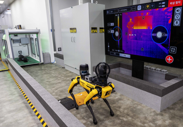 보스턴 다이나믹스의 4족 보행 로봇 '스팟'이 공장의 설비 상태를 점검하고 있다. 현대차그룹 제공